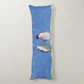 Mooie Penguin Couple op Sky Blue Lichaamskussen (Achterkant (Verticaal))
