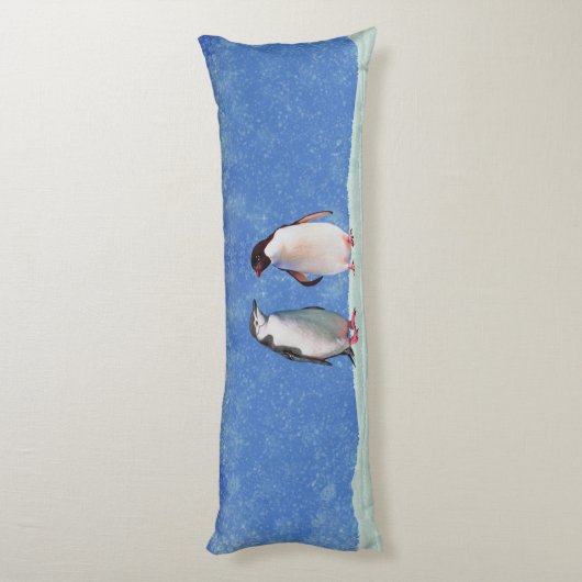 Mooie Penguin Couple op Sky Blue Lichaamskussen (Achterkant (Verticaal))