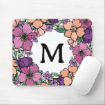 Mooie Perzik Paarse Roze Bloemen Monogram Muismat<br><div class="desc">Kleurrijke bloemenmuismat met paarse,  roze en perzik rondom je initiaal in een zwart lettertype. Opvallende levendige muismat met veel bloemen.  muismat voor haar in een trendy kleurenpalet van perzik,  paarse en roze met  bloemetjes en groen.</div>