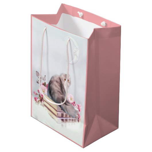 Mooie perzische kat met boeken medium cadeauzakje (Voorkant Gekanteld)