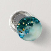 Mooie pijnboom met blauw kerstbal ronde button 3,2 cm (Voorkant /achterkant)