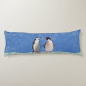 Mooie Pinguïn Koppel op Hemelblauw Lichaamskussen (Achterkant)