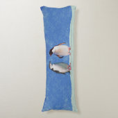 Mooie Pinguïn Koppel op Hemelblauw Lichaamskussen (Voorkant Verticaal)
