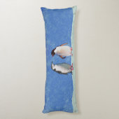 Mooie Pinguïn Koppel op Hemelblauw Lichaamskussen (Achterkant (Verticaal))