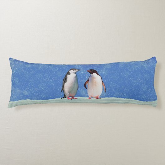 Mooie Pinguïn Koppel op Hemelblauw Lichaamskussen (Voorkant)