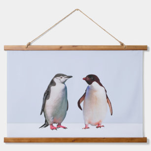 Mooie pinguïn koppel op licht periwinkleblauw hangend wandkleed