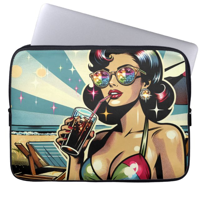 Mooie Pinup Vrouw met een Cola op het Strand Laptop Sleeve (Voorkant)
