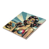 Mooie Pinup Vrouw met een Cola op het Strand Tegeltje (Zijkant)