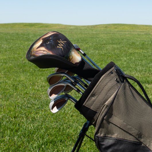 Mooie pluizige zwarte kat met gouden ogen Monogram Golfheadcover (Insitu)