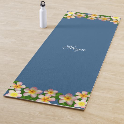 Mooie Plumeria Flowers op Award Blue Yogamat (In situ)