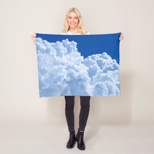 Mooie Puffy wolken in de blauwe lucht Fleece Deken (In situ)