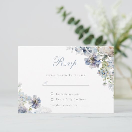 Mooie puistblauwe bloemen legant Wedding RSVP Kaartje (Staand voorkant)