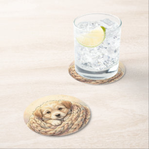 Mooie puppy gewikkeld in een gebreide deken ronde kartonnen onderzetter