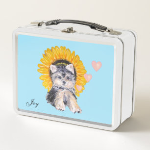 Mooie puppy hond, zonnebloem en harten op lichtbla