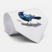 Mooie Raven op een boom tak grijze achtergrond Stropdas (Opgerold)