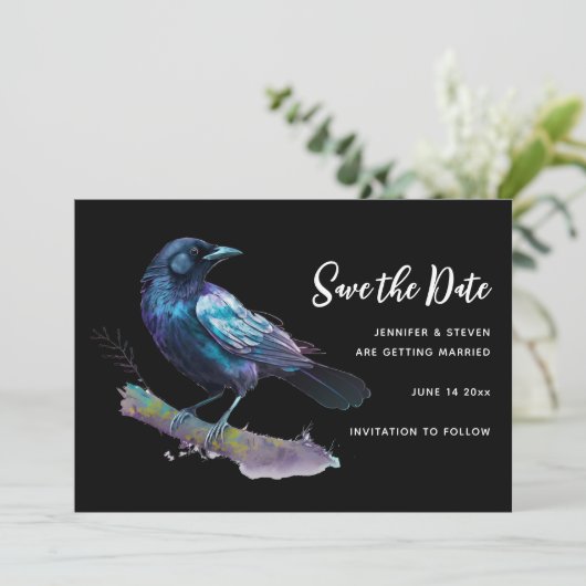 Mooie Raven zittend op een tak Save The Date (Staand voorkant)