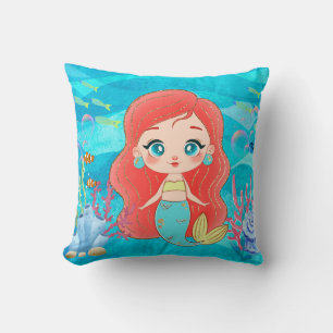Mooie RED HAIR zeemeermin spelen in het zee Kussen