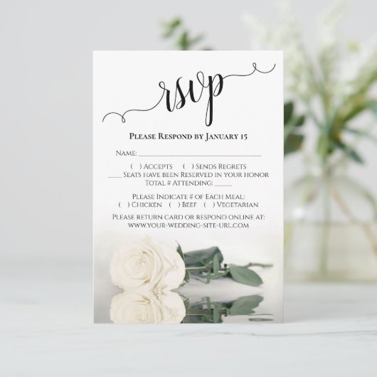 Mooie reflecterende ivoor of witte roos bruiloft RSVP kaartje (Staand voorkant)