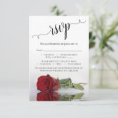 Mooie reflecterende rode roos bruiloft RSVP kaartje (Staand voorkant)