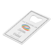 Mooie regenboog golven gepersonaliseerde bruiloft creditkaart flessenopener (Voorkant Gekanteld)