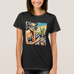 Mooie retro dame op het strand met cocktail t-shirt