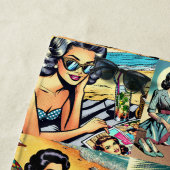 Mooie Retro Lady aan het strand met Cocktail Strandlaken (In situ)