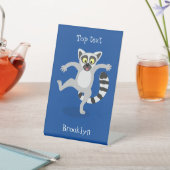 Mooie ringstaartmaki dansende cartoon illustratie reclamebord met voetstuk (Insitu)