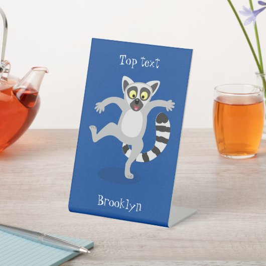 Mooie ringstaartmaki dansende cartoon illustratie reclamebord met voetstuk (Insitu)