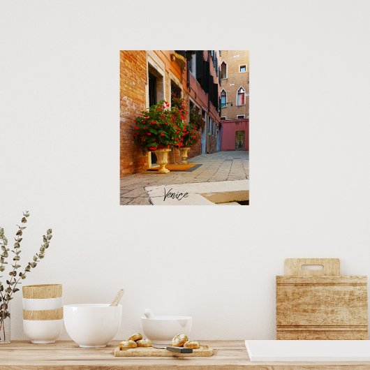 Mooie Rode Bloemkanalen van Venetië Poster (Keuken)