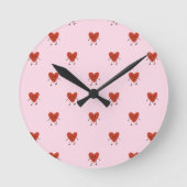 Mooie Rode Harten Naadloos Liefdespatroon op Roze Ronde Klok (Voorkant)
