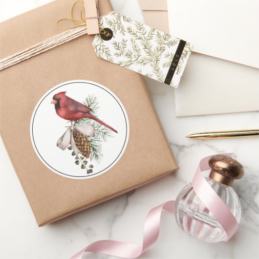 Mooie rode kerstkardinaal met pijnkloon ronde sticker (Geschenken)