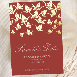 Mooie rode origami papierkraan bewaar de datum folie uitnodiging