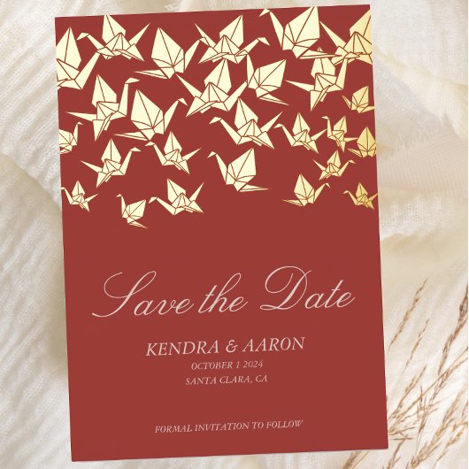 Mooie rode origami papierkraan bewaar de datum folie uitnodiging