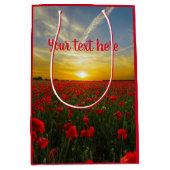 Mooie rode papavervelden op zonsoprijfoto medium cadeauzakje (Voorkant)