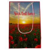 Mooie rode papavervelden op zonsoprijfoto medium cadeauzakje (Achterkant)