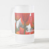 Mooie Rode Tulpbloemen. Matglas Bierpul (Voorkant links)