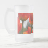 Mooie Rode Tulpbloemen. Matglas Bierpul (Links)