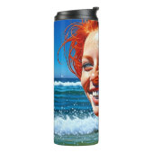 Mooie roodharige dame op het strand thermosbeker (Gedraaid links)