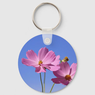 mooie roze bloemen die een heldere blauwe hemel om sleutelhanger