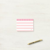 Mooie roze bloemen en stripes post-it® notes (Op bureau)