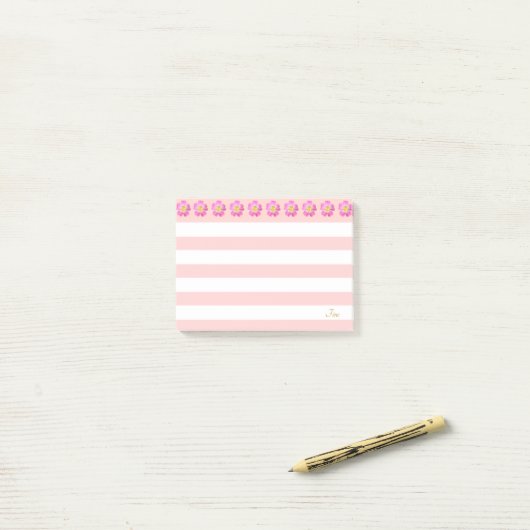 Mooie roze bloemen en stripes post-it® notes (Op bureau)