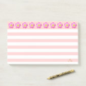 Mooie roze bloemen en stripes post-it® notes (Op bureau)