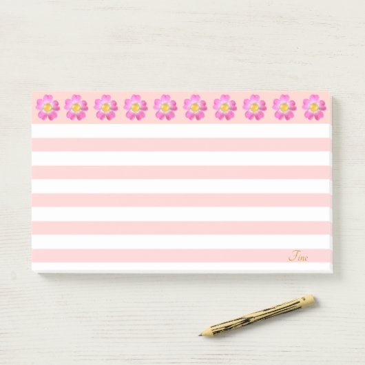 Mooie roze bloemen en stripes post-it® notes (Op bureau)