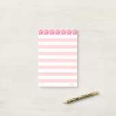 Mooie roze bloemen en stripes post-it® notes (Op bureau)