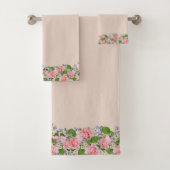 Mooie roze bloemen op licht zand beige bad handdoek (Insitu)