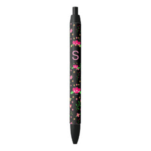 Mooie roze bloemen op zwarte monogram inkt pen