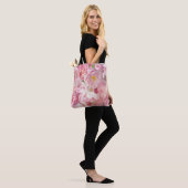 Mooie roze bloementuin tote bag (Op model)