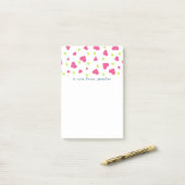 Mooie roze en groene tuimelende hartenpatroon post-it® notes (Op bureau)