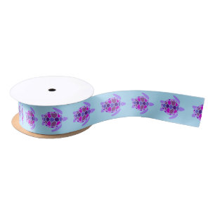 Mooie roze en paarse zeeschildpadpatroon op blauw satijnen lint