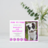 Mooie roze feesttijd hond verjaardagsuitnodiging briefkaart (Staand voorkant)